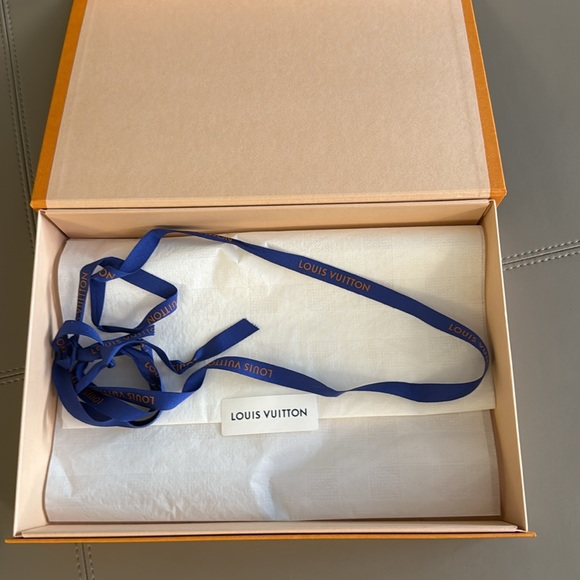 NWOT Louis Vuitton Monogram Classic Shawl in Grey Souris. - Picture 5 of 7